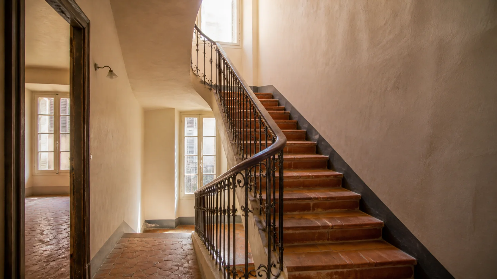 Cage d'escalier d'un immeuble ancien marseillais en rénovation