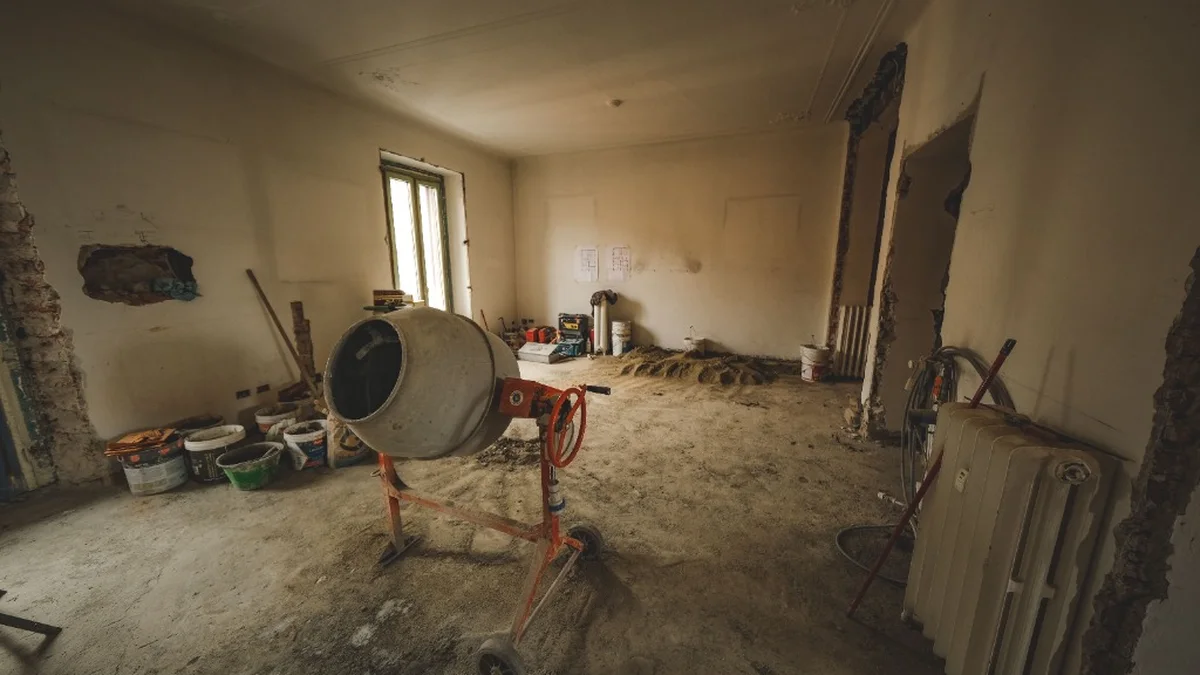 Rénovation complète d’un appartement marseillais avec bétonnière et travaux de maçonnerie
